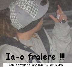 tom arata degetu' :)) tare poza,bad
