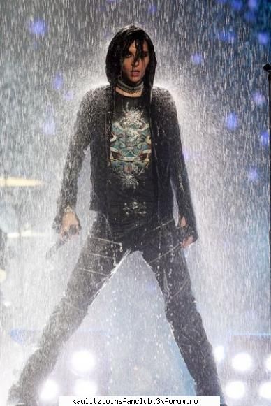 daa am observat :nod: foarte la urma shia udat hainele da ce mi asha tokio hotel va castiga premiul