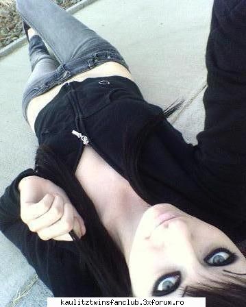 poje noi!:d adina. ^^no piercings.