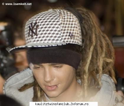 privirea biuzele lui tom sooper boy tom asta,desi vrea fie mah cuminte